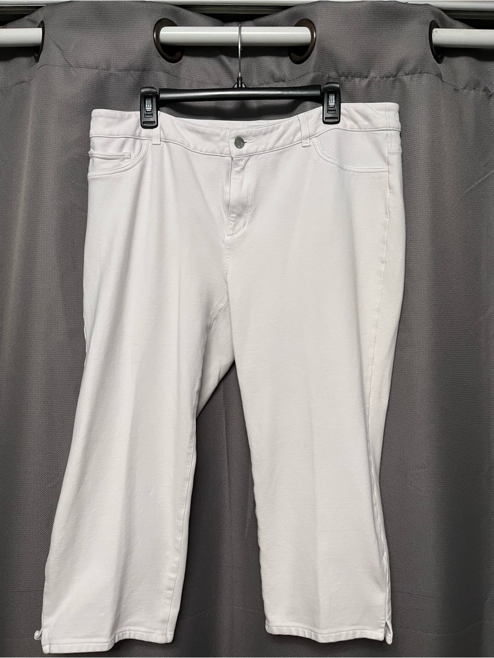 Chico's White Capri Pants with Stretch